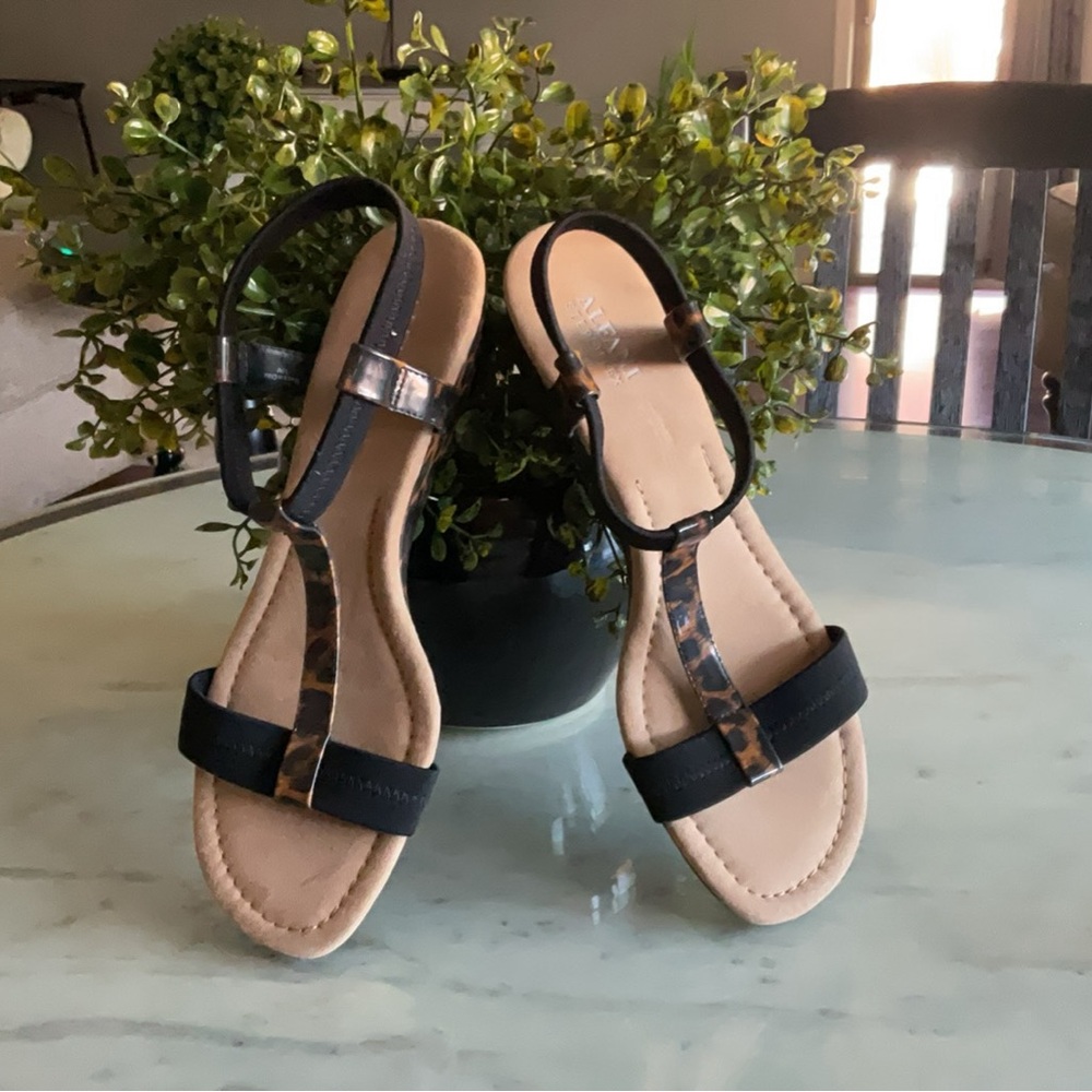 Animal print flat shoes